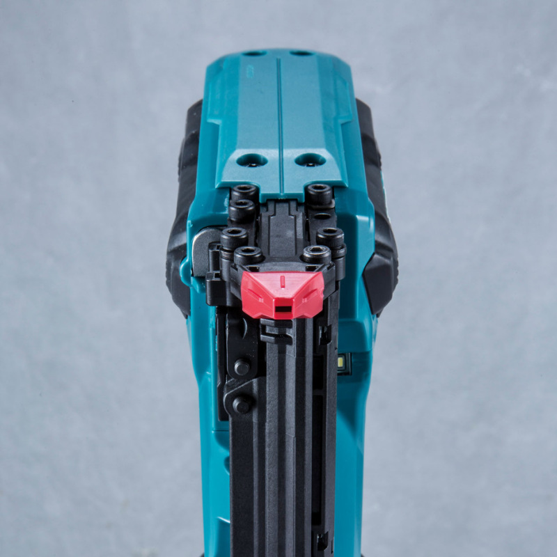 MAKITA Akumulátorová klincovačka 18V, bez aku. a nabíjačky DFN350Z 2